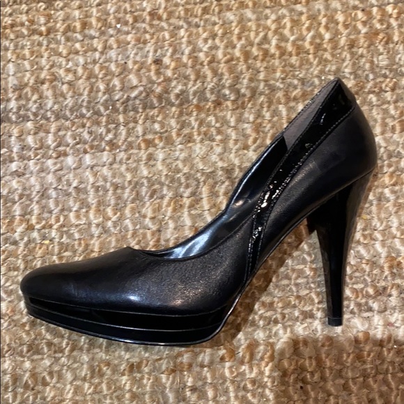 Nine West black leather heels with patent detail - Picture 2 of 4